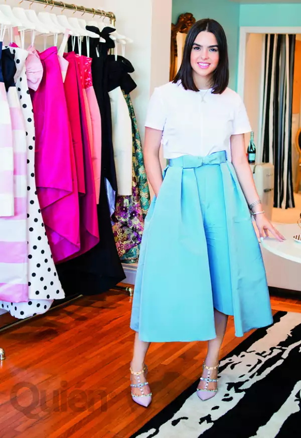 Alexia con una blusa de Marc by Marc Jacobs, falda convertible y pantalón gaucho de Alexia María, zapatos Valentino y una pulsera de la colección Tiffany T de Tiffany & Co.