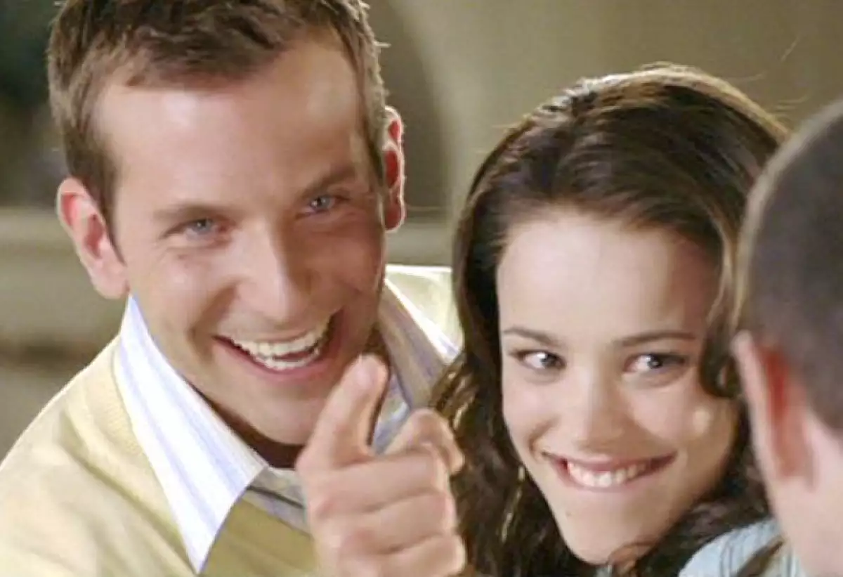En esta cinta actúa al lado de Bradley Cooper, quien interpreta al patán de su prometido.