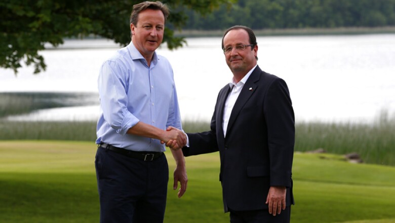 David Cameron recibe al presidente francés, Francois Hollande –der-, quien fue uno de los más críticos con Vladimir Putin al cuestionar que se le permita entregar armas al presidente de Siria.