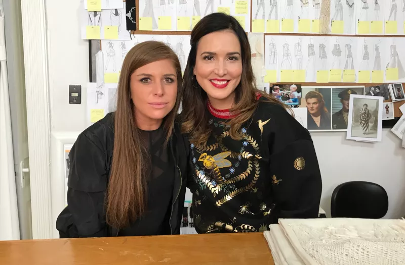  Lorena Saravia, Mô Almada