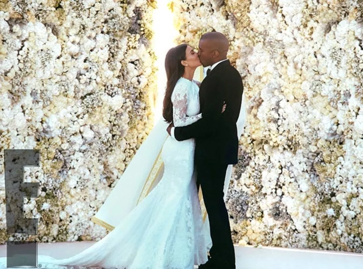 Kim y Kanye sellaron su amor con un beso tras jurarse amor eterno.