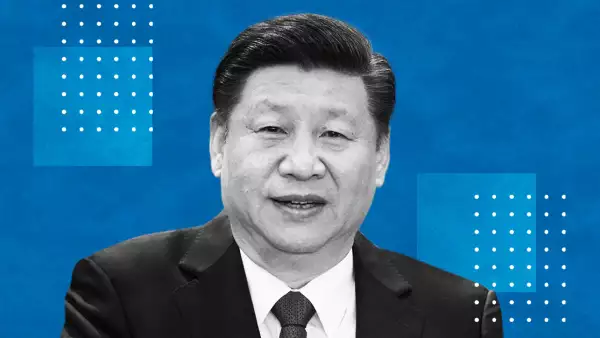 El presidente de China Xi Jinping habla con el presidente ruso Vladimir Putin en una videoconferencia desde el gran salón del pueblo. 