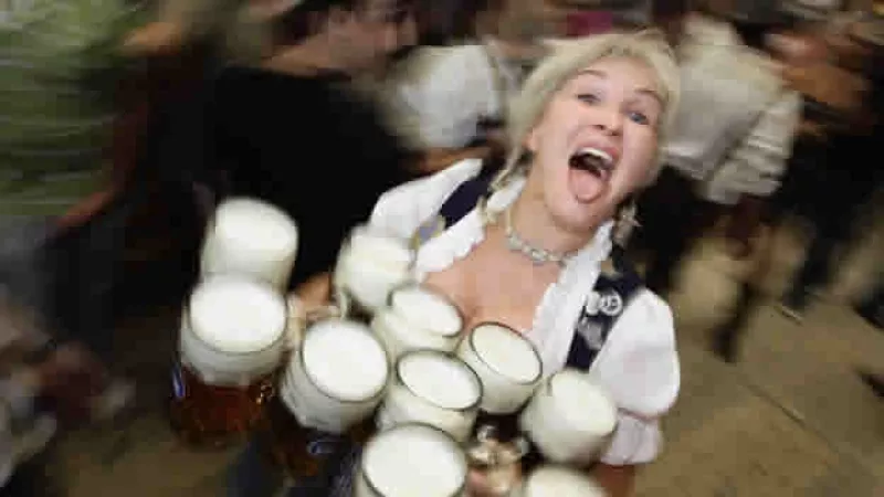 una mesera porta una decena de tarros