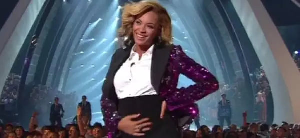 Durante su presentación en los MTV se tocó el vientre todo el tiempo.