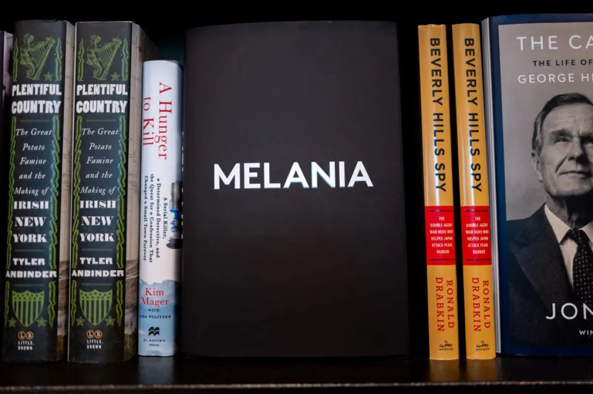 : Ex primera dama de los Estados Unidos, el nuevo libro de Melania Trump "Melania" está a la venta en una librería de Barnes & Noble el 8 de octubre de 2024 en Austin, Texas.