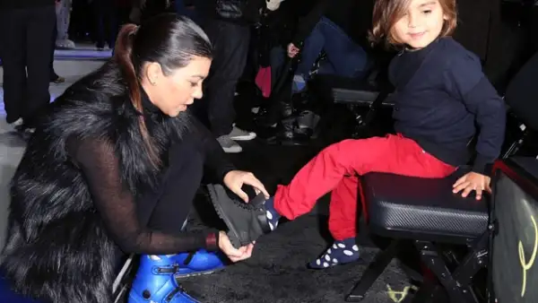 La pareja de Scott Disick llevó a su primogénito ayer al show de Disney On Ice, donde tuvieron la oportunidad de patinar junto a la pareja de Mickey.