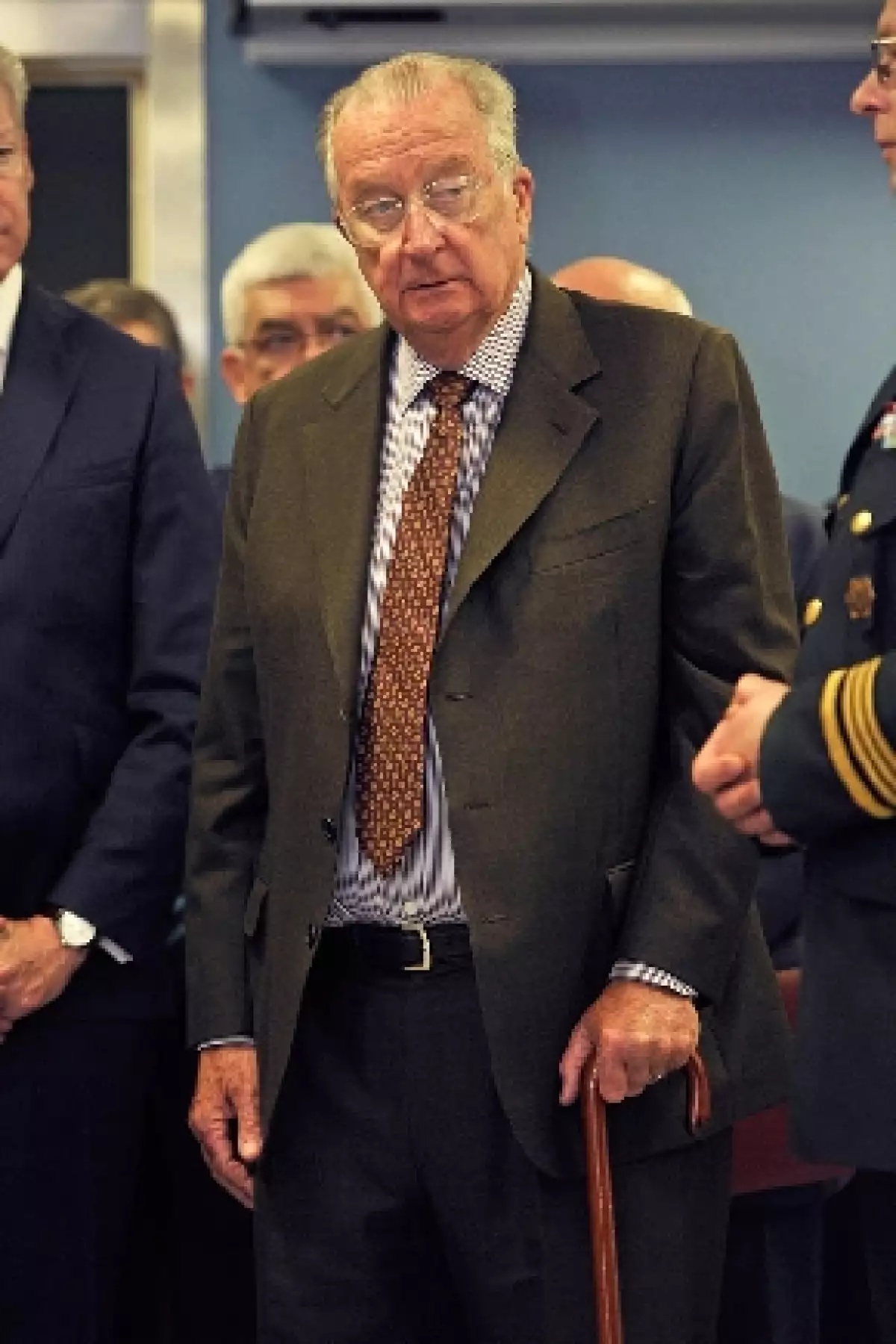 De salud frágil a sus 79 años, el rey Alberto entregará el trono a su hijo Felipe, de 53 años. Alberto dijo que su edad y salud no le permiten ya realizar las funciones como debería hacerlo.