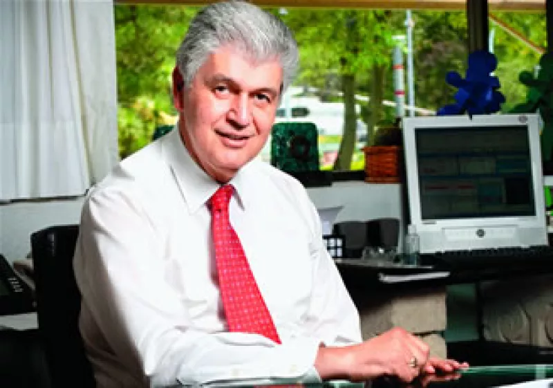 Alfredo Elías Ayub dejará la CFE para someterse a un tratamiento de rehabilitación física.