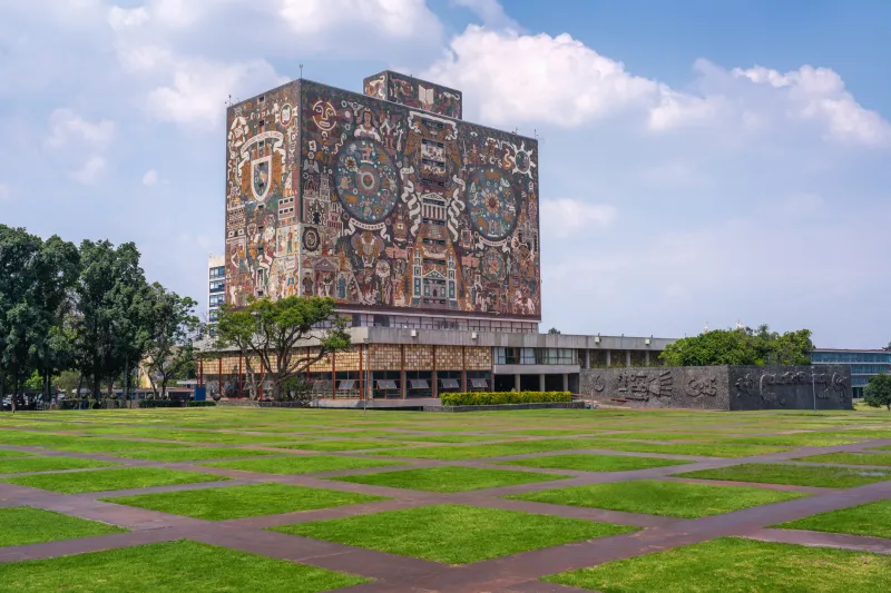 Biblioteca central de la Unam ubicada en la ciudad universitaria de CDMX.