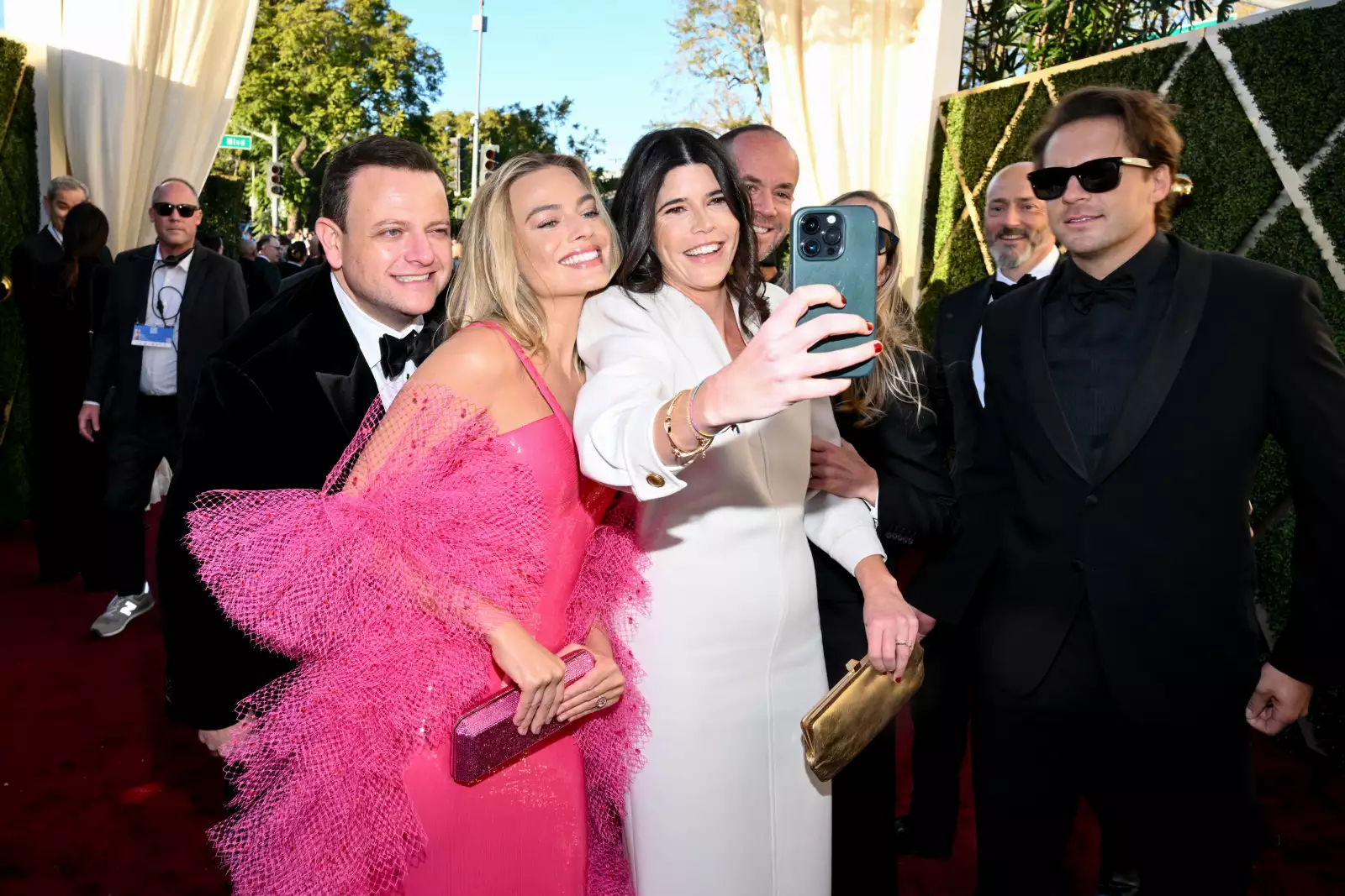 Margot Robbie está nominada a Mejor actuación de una actriz en comedia o musical por su trabajo en ‘Barbie’, la película que más nominaciones obtuvo en esta edición 81 de los Golden Globes 2024. ¿Qué te parece su outfit rosado?