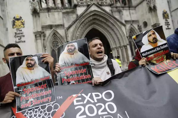 Manifestante en contra del jeque de Dubai