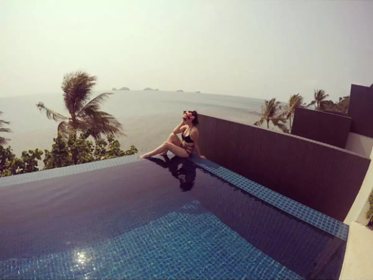 Fátima luce su figura en bikini desde su hotel en Ko Samui.