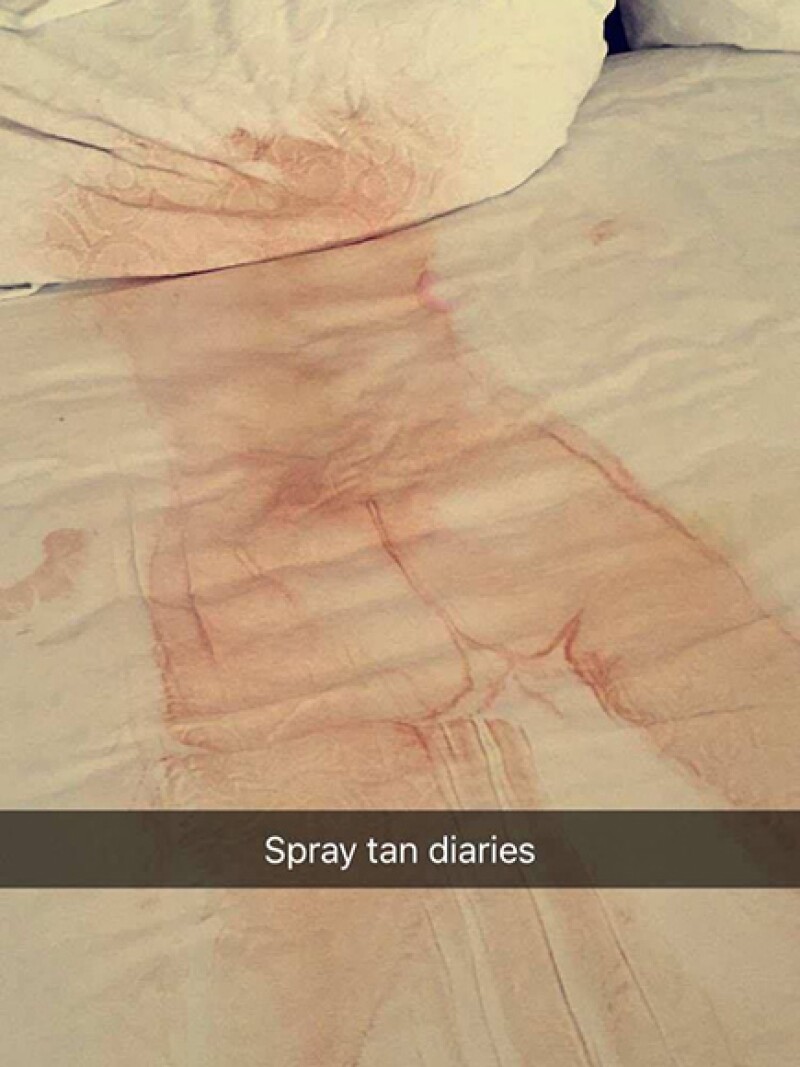 Así quedó la cama de Chrissy tras el bronceado.