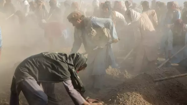 Los dolientes afganos y los familiares de las víctimas cubren las tumbas con tierra durante una ceremonia de entierro masivo de nueve niños y una mujer que murieron en un ataque aéreo de Pakistán, en el distrito de Gurbuz, en la provincia de Khost, el 25 de noviembre de 2025. El gobierno talibán de Afganistán prometió el 25 de noviembre "responder adecuadamente" a los ataques nocturnos que culpó al vecino Pakistán que mataron a 10 personas, ya que las tensiones aumentaron el día después de un atentado suicida en una ciudad pakistaní.
