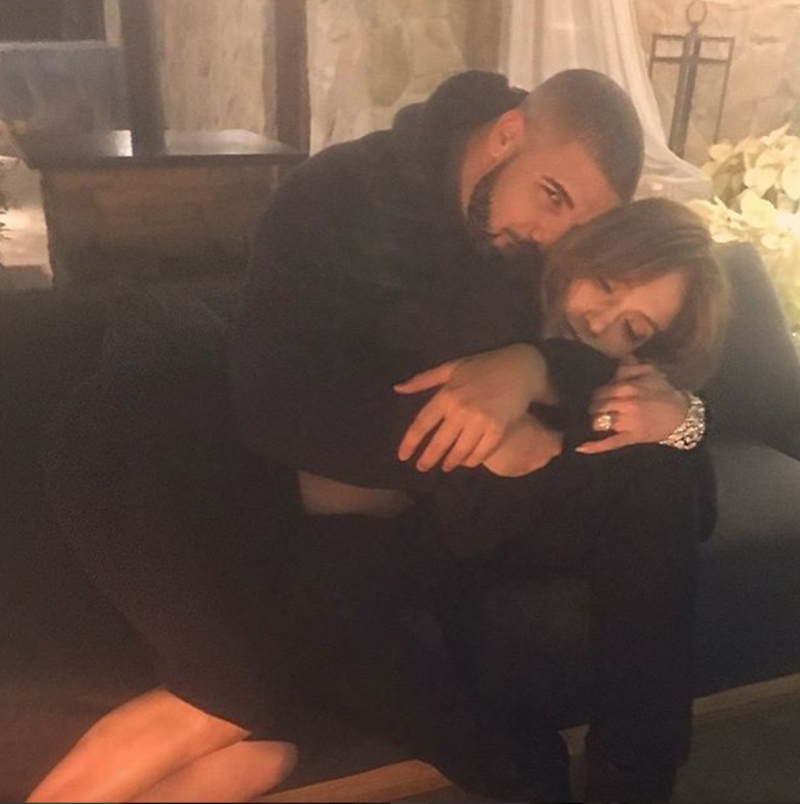 Drake y Jlo enamorados y abrazados