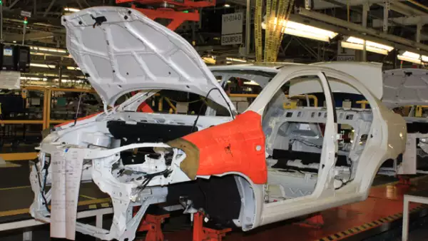 �rea de carrocer�a. Las partes se soldan. Un auto puede tener hasta 3 mil puntos de soldadura