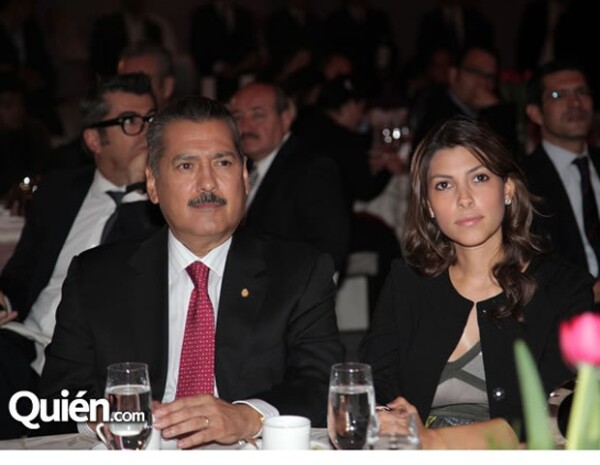 Manlio Fabio Beltrones y Sylvana Beltrones en la entrega de la presea Quién 50.