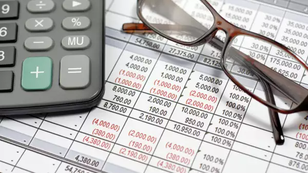 Para realizarla sólo requieres las facturas electrónicas de tus deducciones personales, tu RFC, tu contraseña y tu e.firma.
