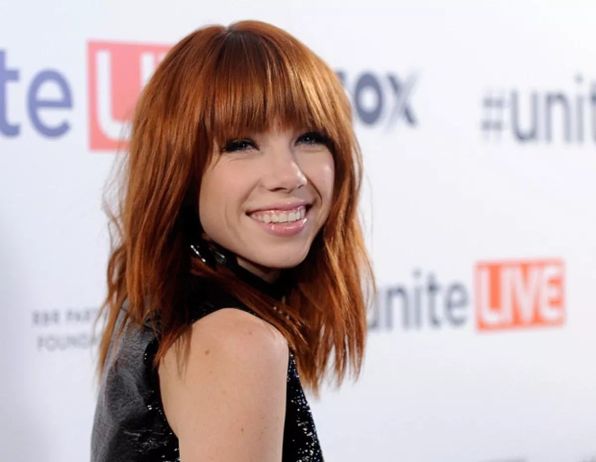 Carly cumple hoy 28 años.