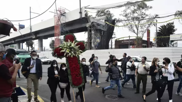 (Manifestantes avanzan sobre avenida Tláhuac, para conmemorar a las víctimas de la línea 12)