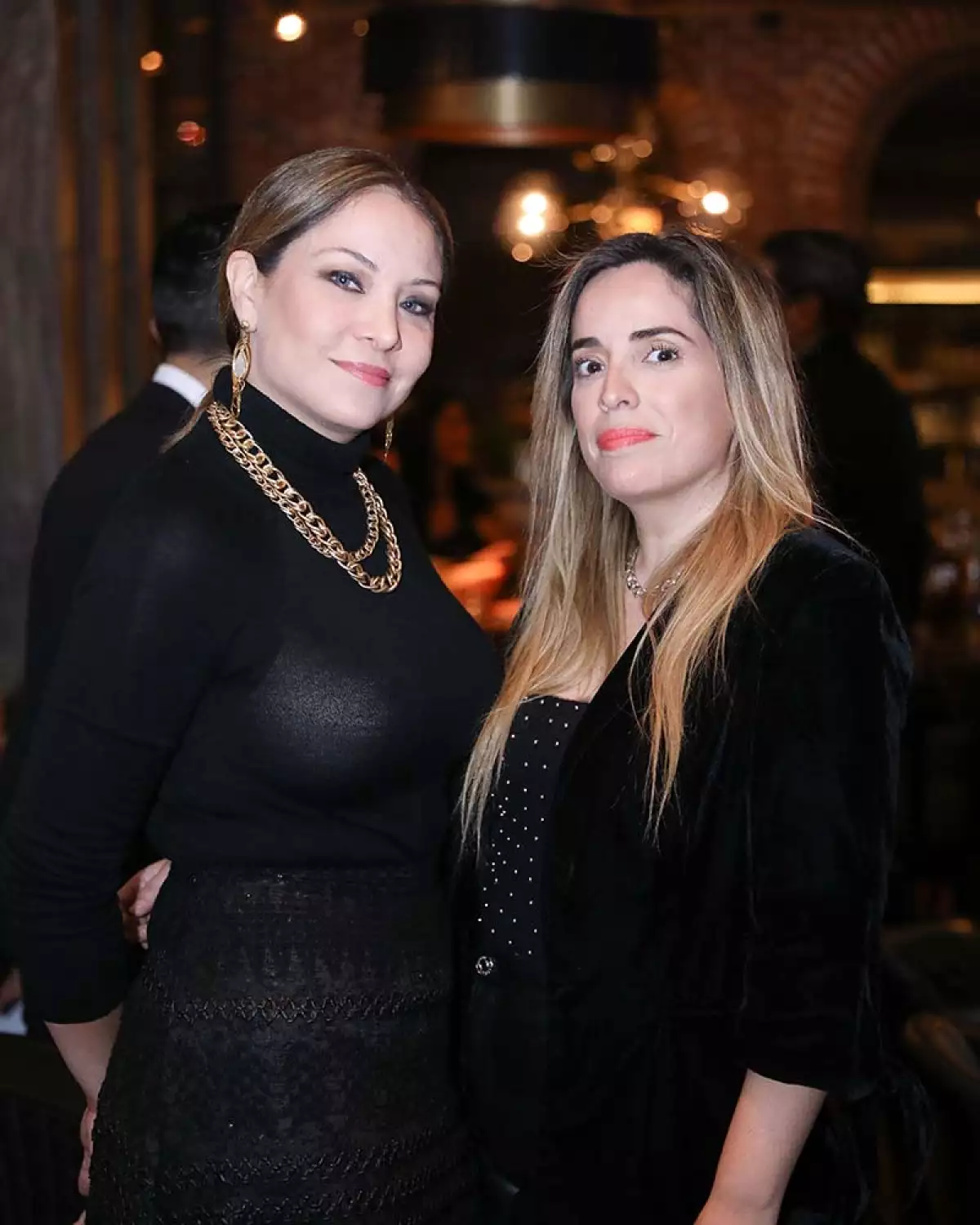 Dos mujeres vestidas de negro en restaurante Cuerno