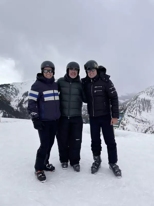 Hombres en la montaña de aspen 

