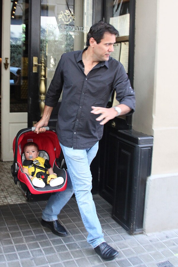 El hermano de la cantante salió con el pequeño Sasha, quien, según reveló su abuelo, ya gatea.