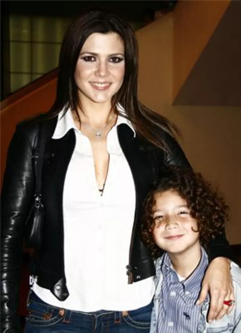 Ximena Díaz, ex pareja de Alejandro Fernández, se muda a Los Ángeles con sus hijos huyendo de la inseguridad que se vive en el país.