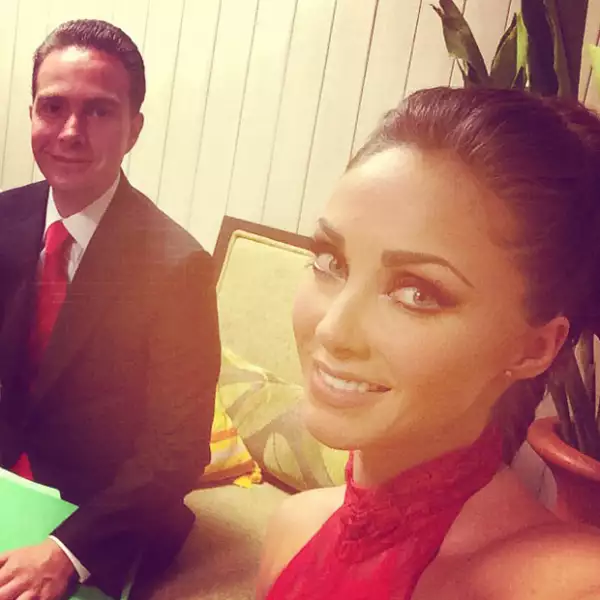 Anahí mantuvo al tanto a sus fans de la noche del grito en Chiapas a lado de su novio, gobernador del estado.