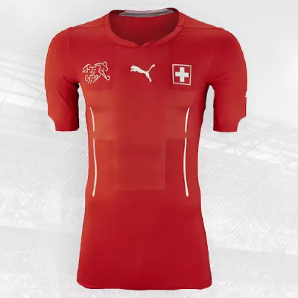 La alemana Puma diseñó esta playera donde incluyó la tradicional cruz de la bandera suiza en el centro.