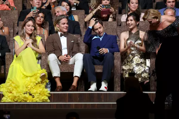 Chris Pine y Harry Styles minutos después del escupitajo.