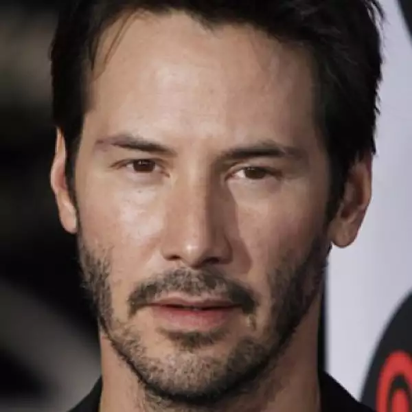 Jennifer Syme, novia de Keanu Reeves, falleció a los 29 en un accidente de coches. La tragedia tuvo lugar a unos meses de que la pareja perdiera a la hija que esperaba dos semanas antes de su nacimiento.