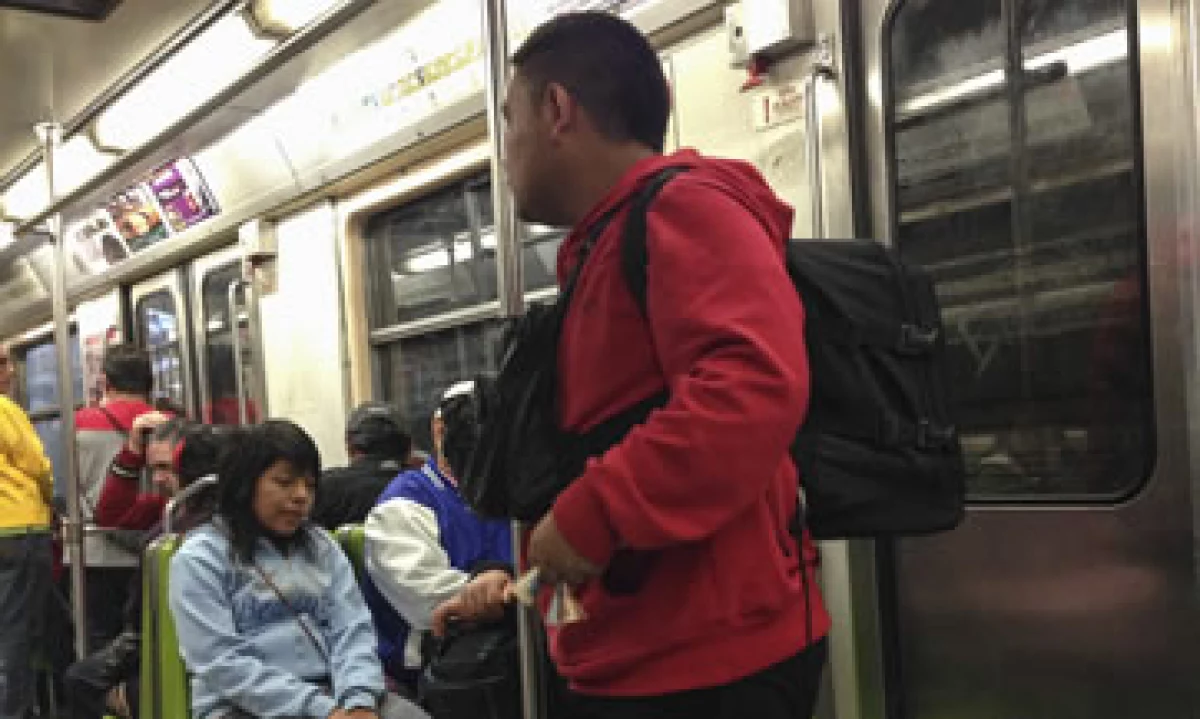 Una de las mayores peticiones de los usuarios del Metro es que se retire a los vendedores informales. (Foto: Cuartoscuro)