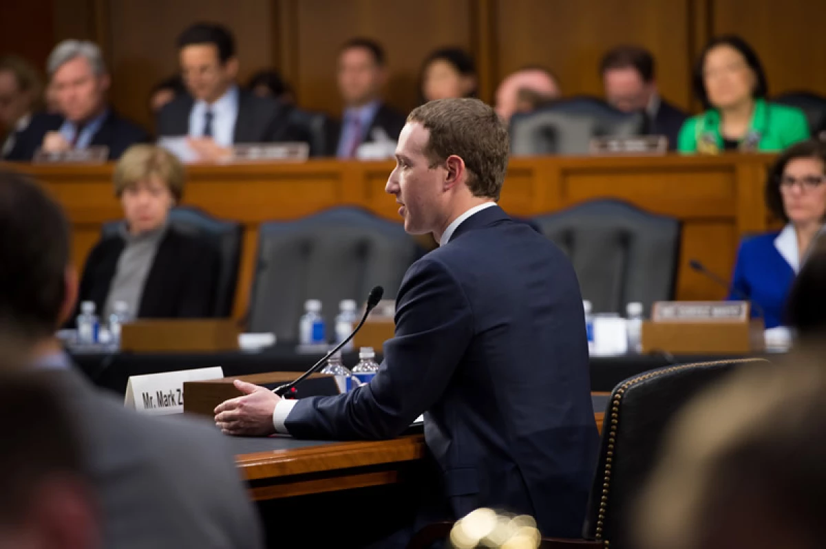 Mark Zuckerberg, compareciendo en el Senado
