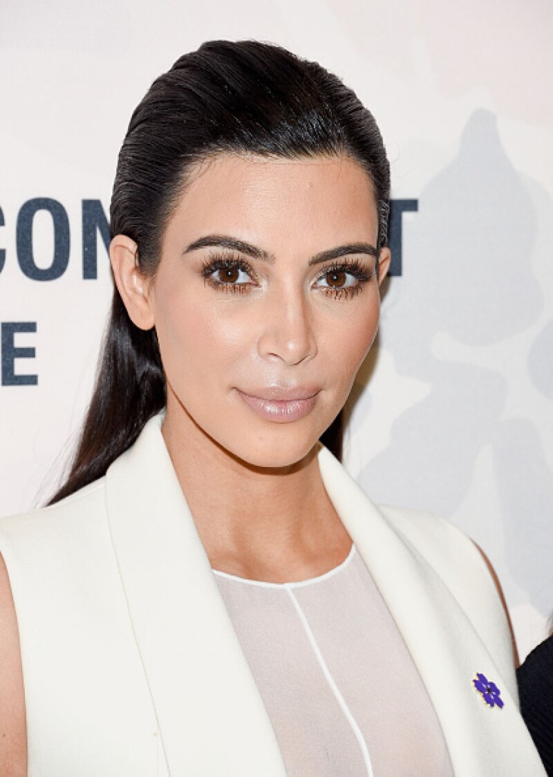 Para el lanzamiento en Nueva York de ´Variety Power of Women´, Kim Kardashian optó por un sleek back hairstyle. Las pestañas extra largas hicieron que la atención fuera directamente a sus ojos, llevando el resto de la cara en tonos nude.