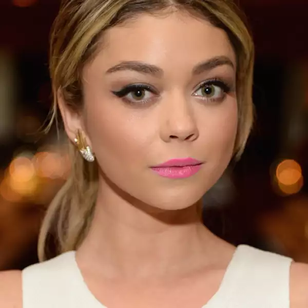 Sarah Hyland se luce con unos labios rosa neon que combina con unos cat eyes.