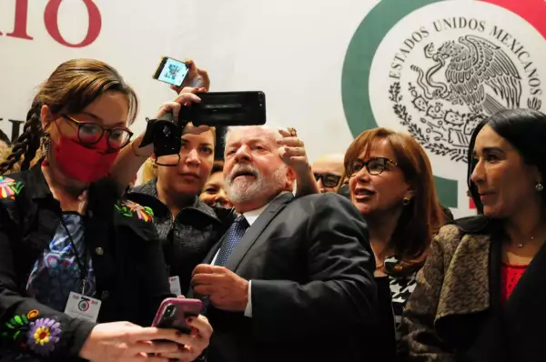 Las legisladoras de Morena buscan tomarse una fotografía con Lula Da Silva.
