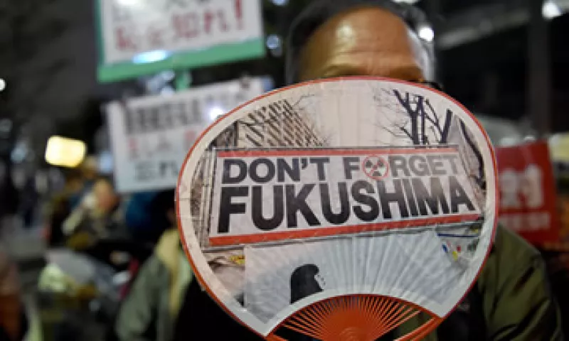 Los japoneses se reunieron este viernes para recordar la tragedia. (Foto: AFP)