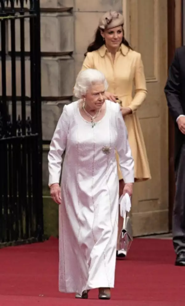Dicen que la reina Isabel II aprecia mucho a Kate por su sencillez y carisma.