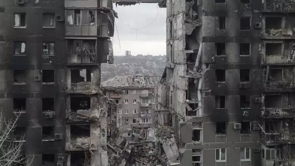 Edificio residencial destruido en el curso del conflicto Ucrania-Rusia en la ciudad portuaria sureña de Mariupol, Ucrania.