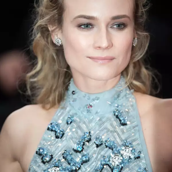 Diane Kruger lució como toda una diosa griega con el pelo suelto y en ondas muy naturales y soñadoras. Llevó sombras ligeras en tonos grises y los labios nude.