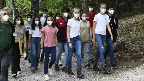 Esta plantación de árboles del programa "Un árbol por Europa", es el primer acto oficial en el que Leonor y Sofía acuden juntas y sin sus padres, Letizia y Felipe de España.