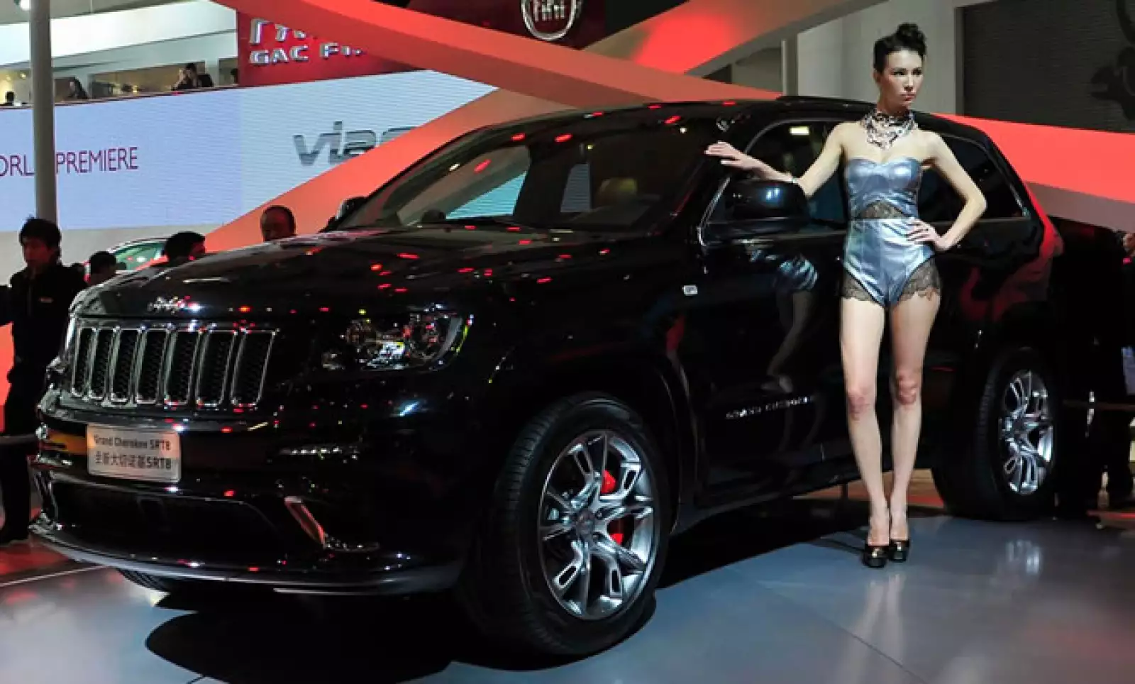 El Jeep de Chrysler tiene muchas piezas doradas y figuras de dragón en los reposacabezas y otras partes.