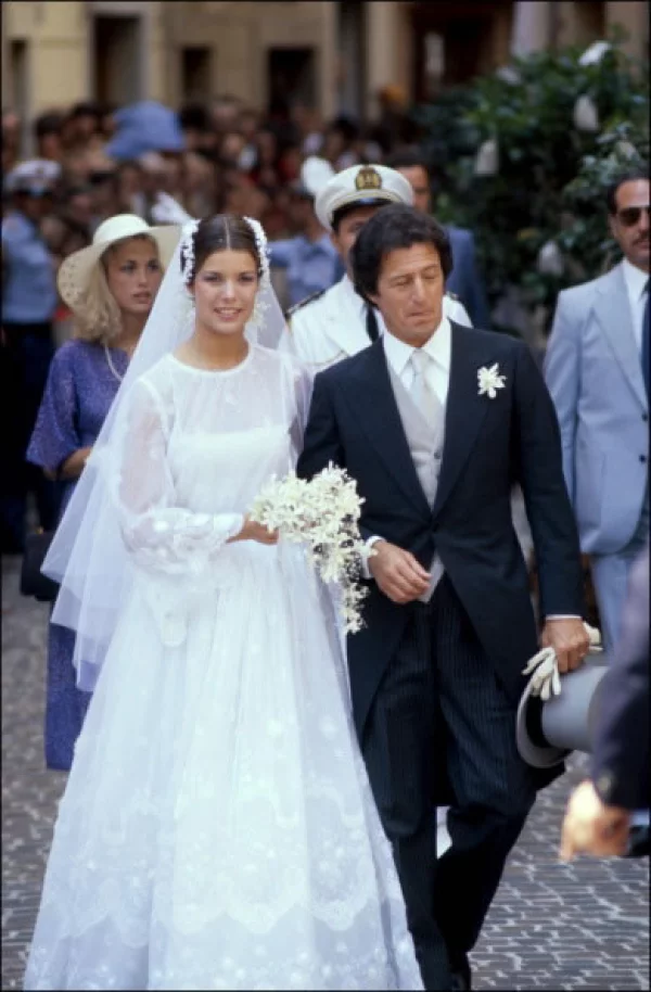 Aunque su primer matrimonio haya sido un fracaso, nadie olvidará a una guapísima Carolina fresca, joven y con aires bohemios caminando hacia al altar con Philippe Junot.