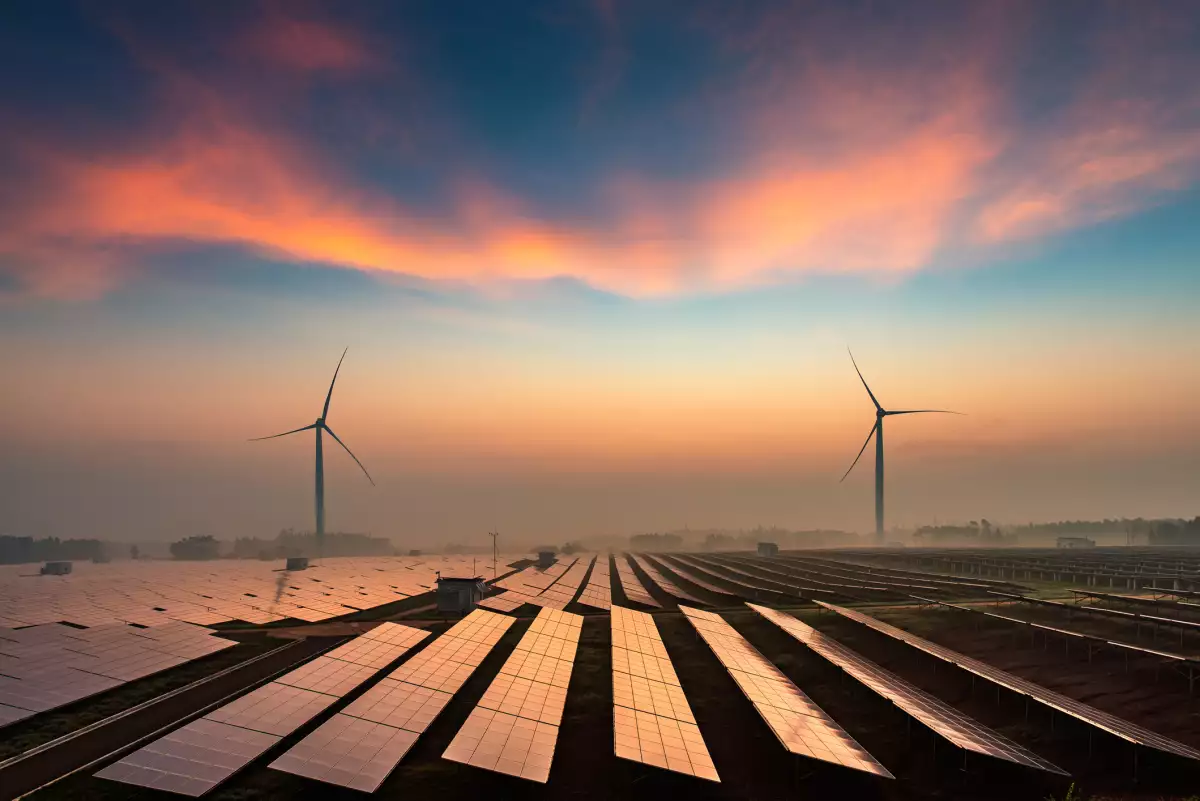 La última reforma a la ley limita el uso de la energía generada vía plantas eólicas y solares.