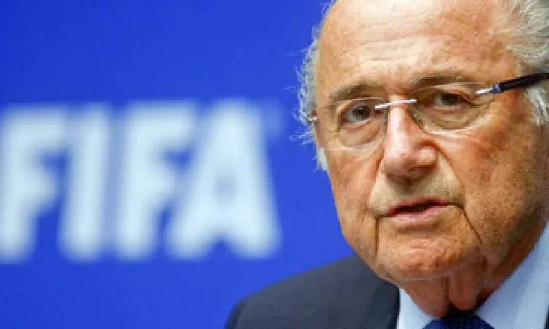 Blatter renunció a la presidencia este martes tras haber conseguido días atrás su quinto mandato. (Foto: Reuters )