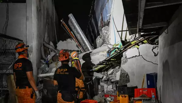 Los socorristas evalúan un edificio derrumbado después de un terremoto de magnitud 7,8 en General Santos City el 8 de junio de 2026. El terremoto en el sur de Filipinas mató al menos a 31 personas, según las autoridades provinciales, después de derribar edificios y provocar advertencias de tsunami en toda la región. 