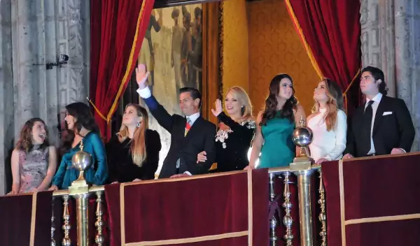 CIUDAD DE MÉXICO, 15SEPTIEMBRE2017.- Enrique Peña Nieto, presidente de México, acompañado de su esposa Angélica Rivera y sus respectivos hijos, encabezó la ceremonia del grito de independencia en el balcón presidencial del Palacio Nacional.
FOTO: DIEGO SIMÓN SÁNCHEZ /CUARTOSCURO.COM