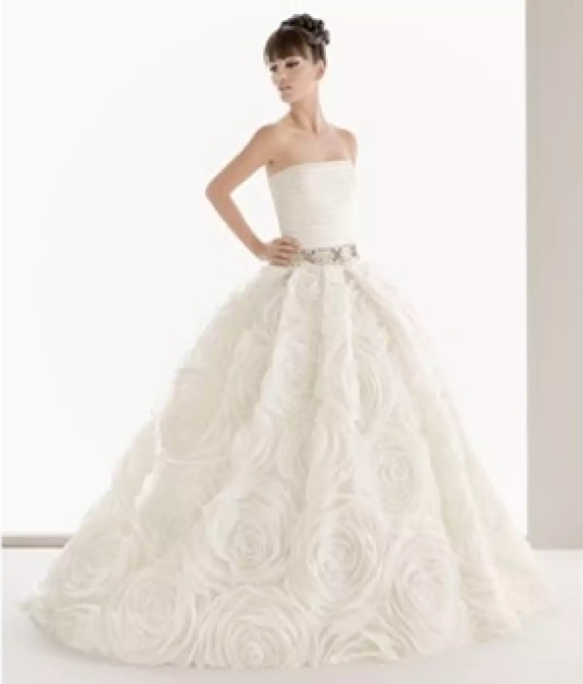 Consejos que deberán de tomar en cuenta para elegir el vestido de novia perfecto y que sea adecuado para el horario de la boda.