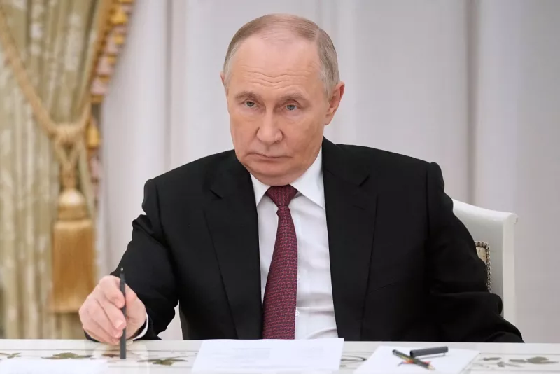 El presidente ruso Vladimir Putin observa durante su reunión con miembros de la Asamblea Parlamentaria del Consejo de la Organización del Tratado de Seguridad Colectiva (CSTO) en el Palacio del Senado del Kremlin en Moscú el 8 de diciembre de 2025. (